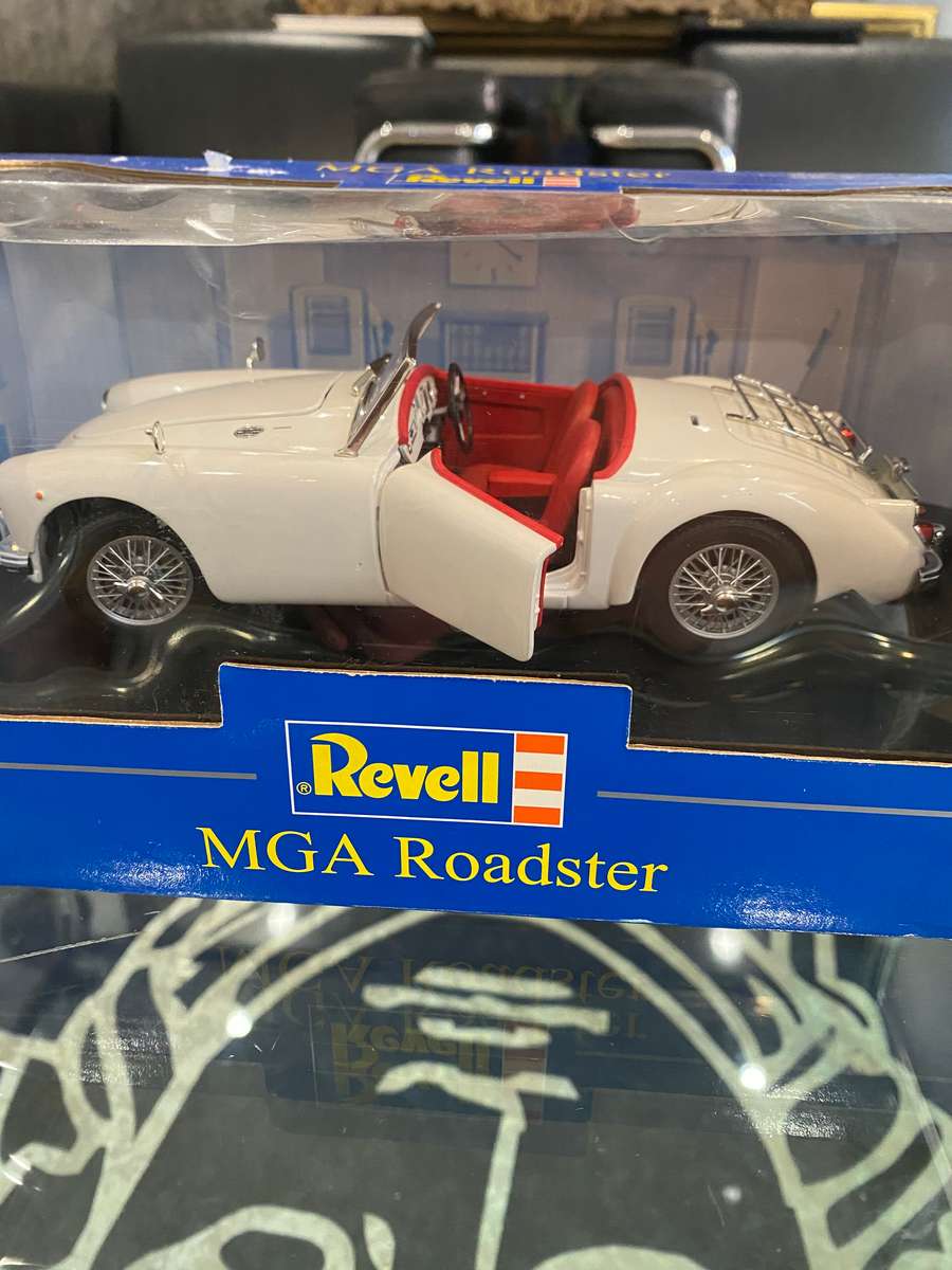 MGA Roadster Scale 1:18 in Box