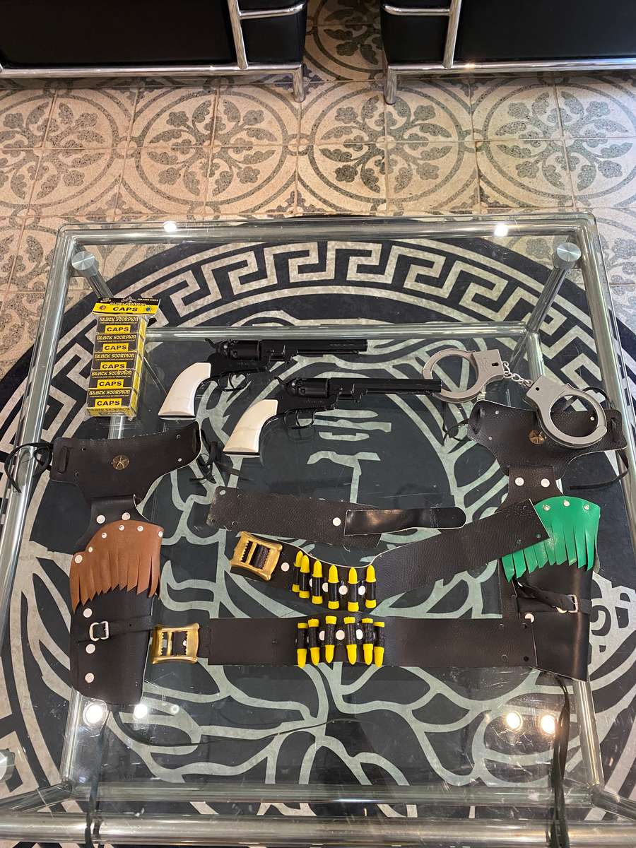 Mustang Gun Set - Bid for Everything