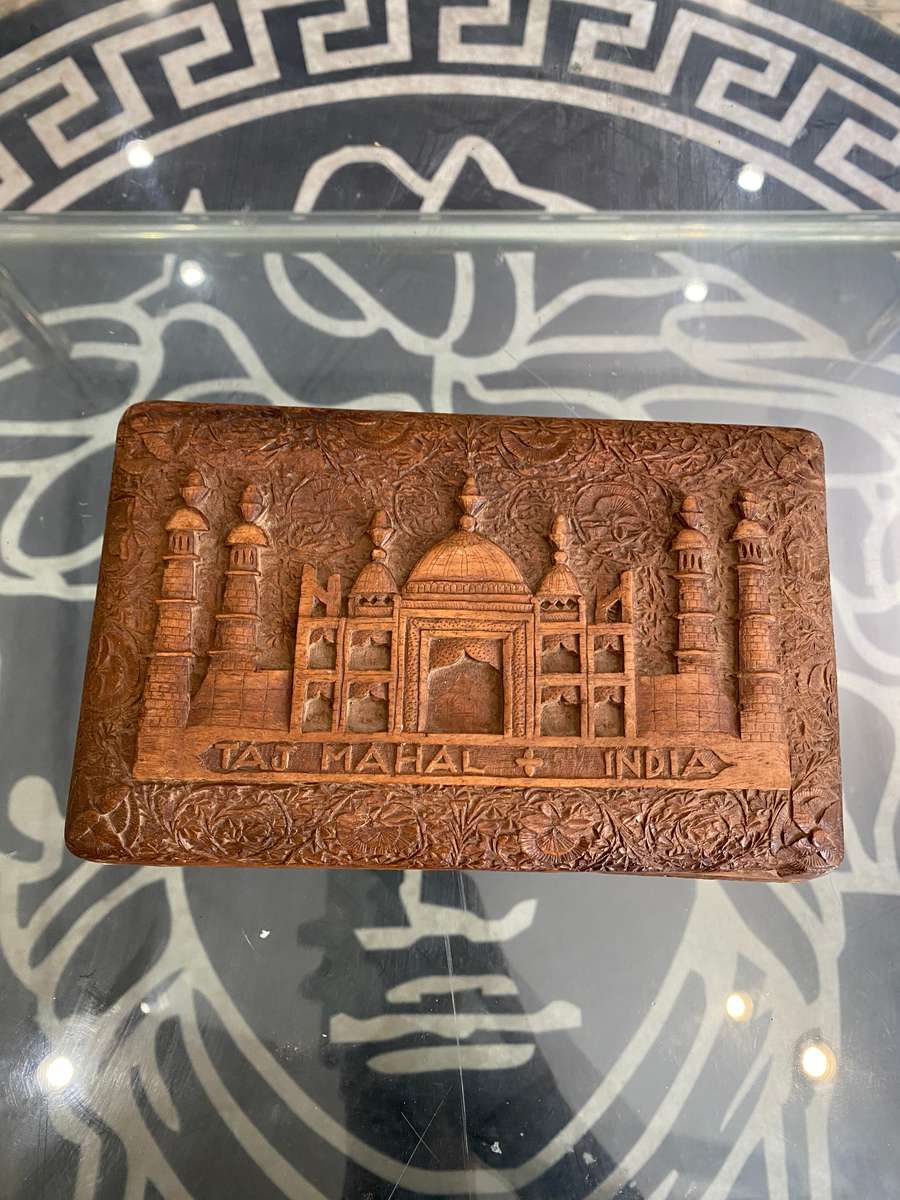 VINTAGE WOODEN HAND CARVED BOX 20x 13CM