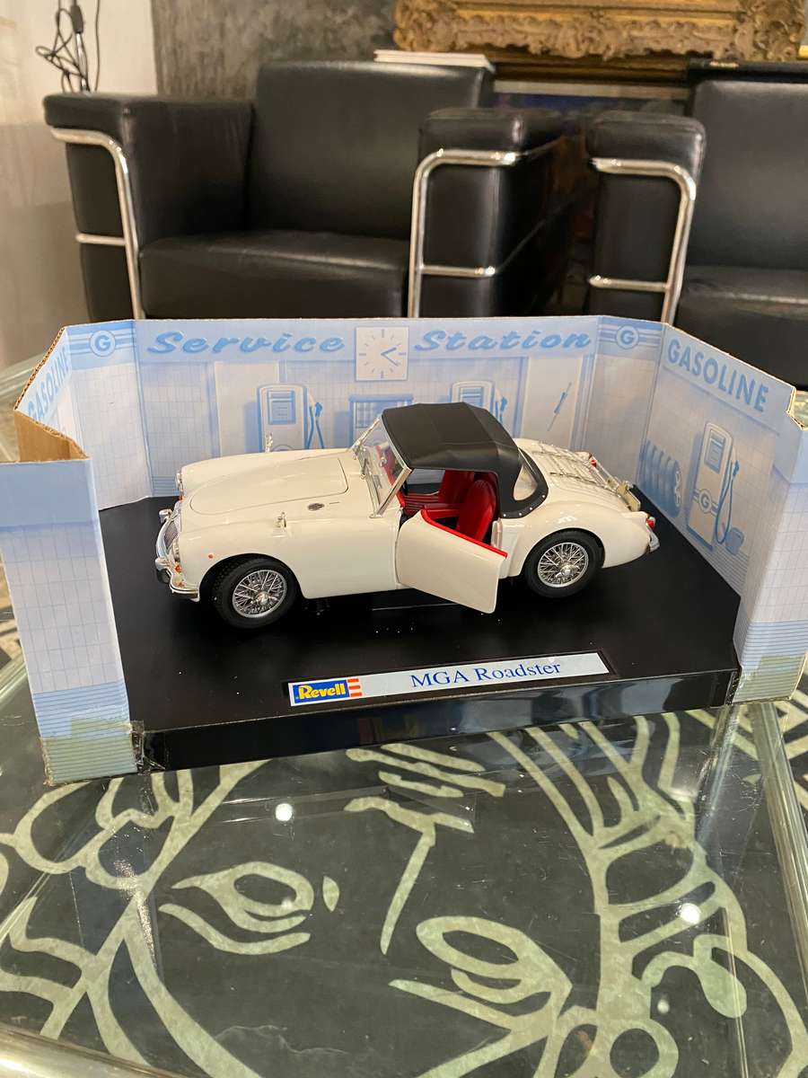 MGA Roadster Scale 1:18 in Box