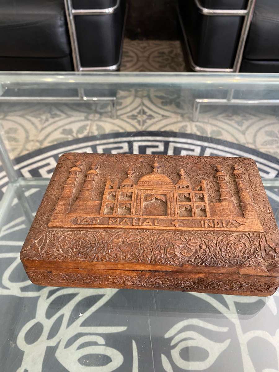 VINTAGE WOODEN HAND CARVED BOX 20x 13CM