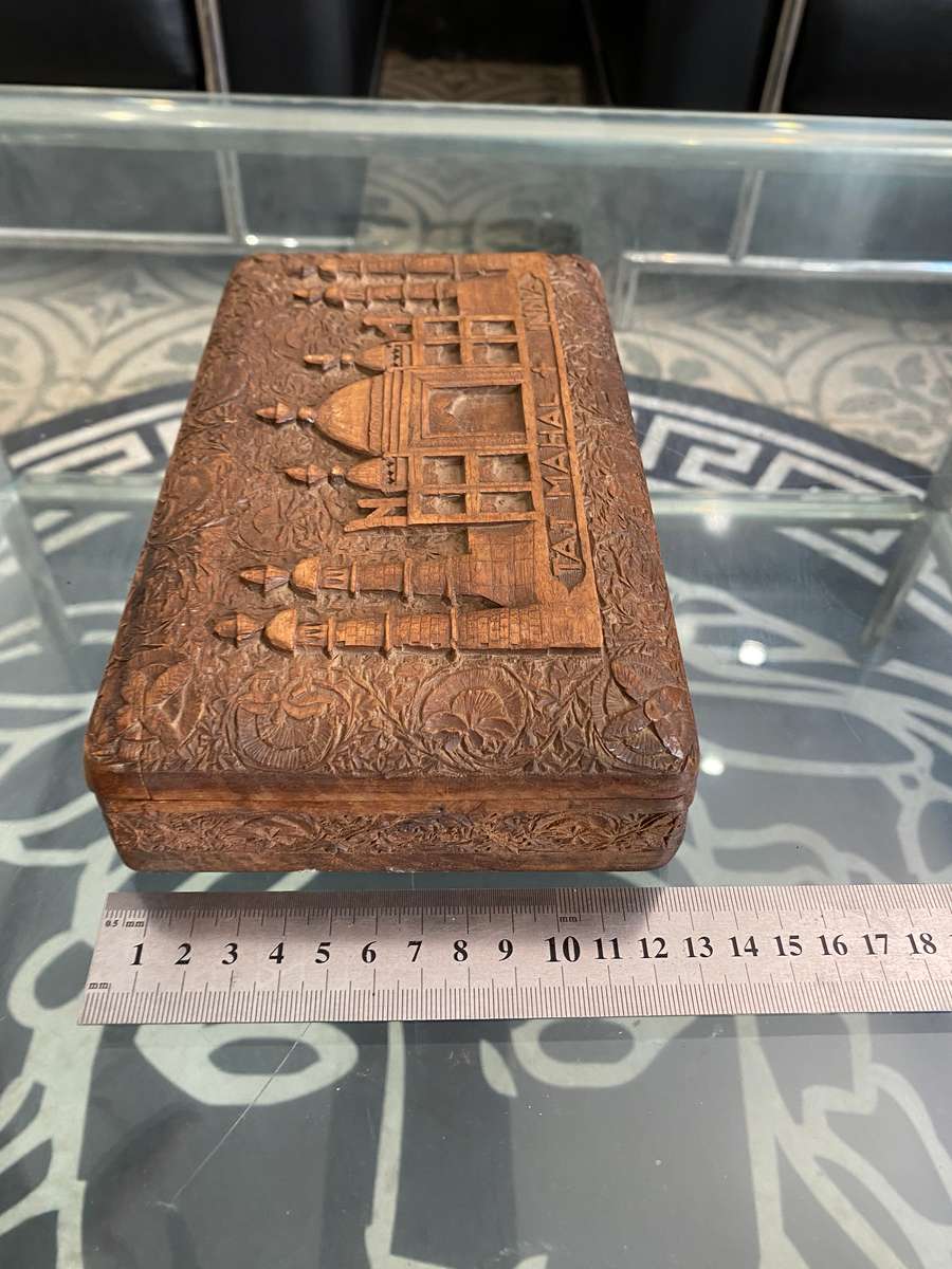 VINTAGE WOODEN HAND CARVED BOX 20x 13CM