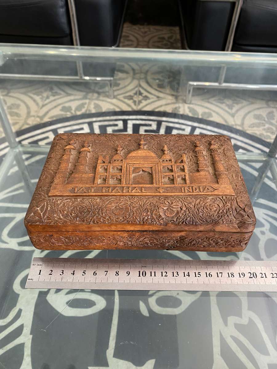 VINTAGE WOODEN HAND CARVED BOX 20x 13CM