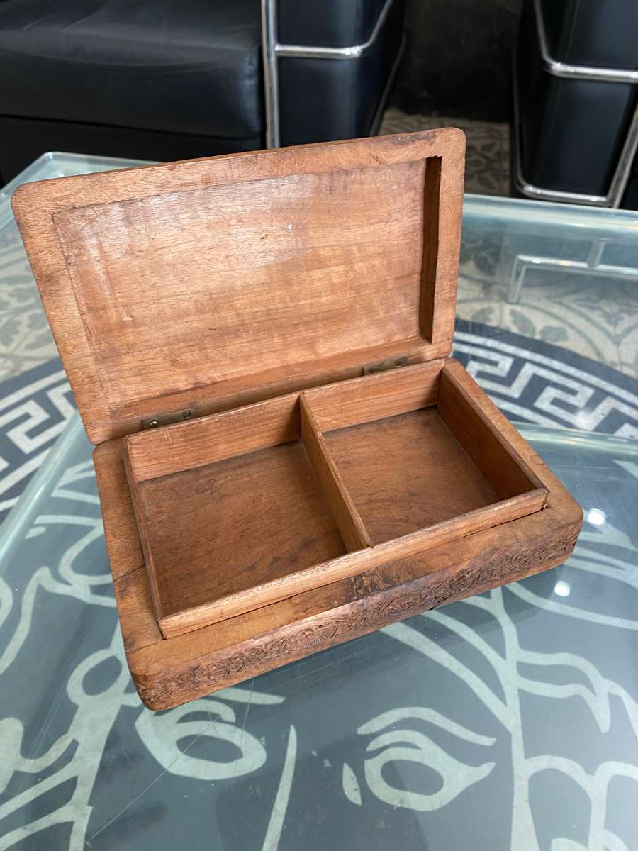 VINTAGE WOODEN HAND CARVED BOX 20x 13CM