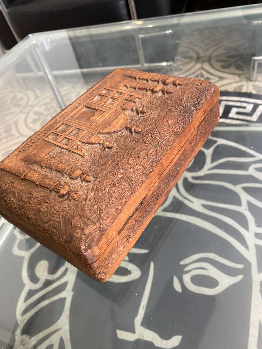 VINTAGE WOODEN HAND CARVED BOX 20x 13CM