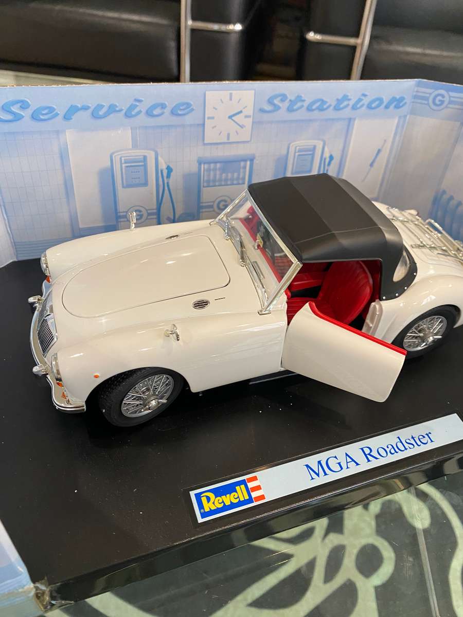 MGA Roadster Scale 1:18 in Box