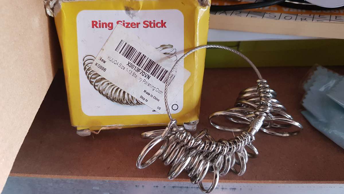 Ring Sizer & 4 x Plastic Ring