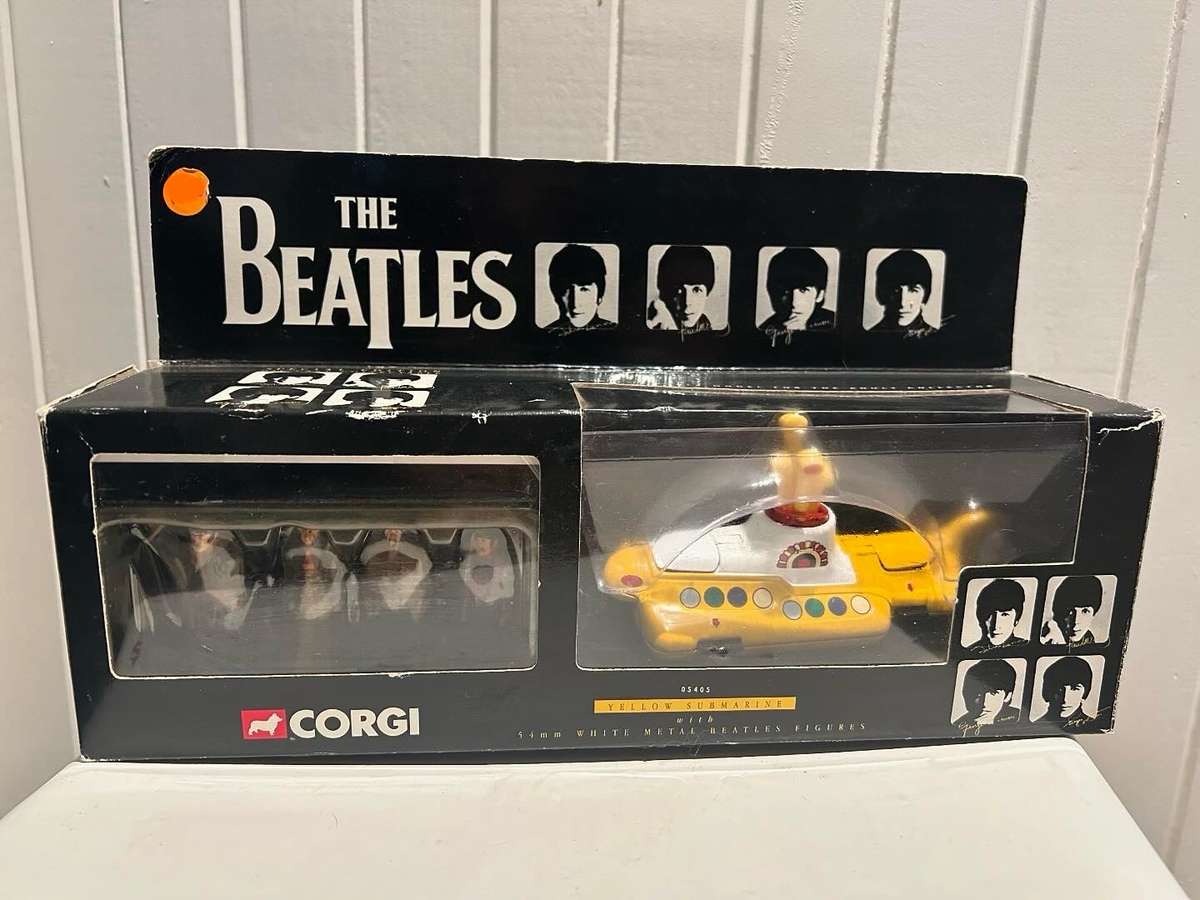 Corgi Toys No 05405 THE BEATLES YELLOW SUBMARINE & all FAB four figures
