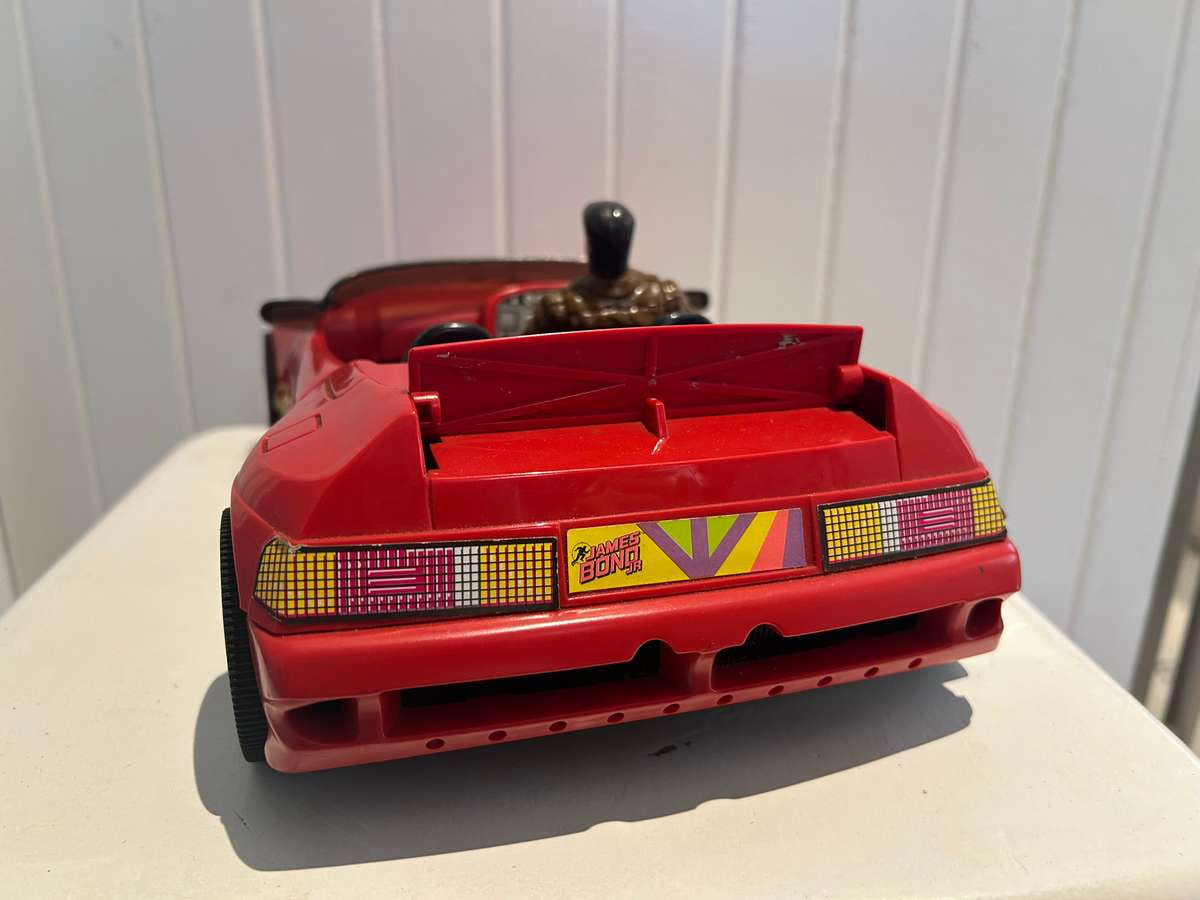 The JAMES BOND junior animated show Action Figure 1990s Hasbro toys