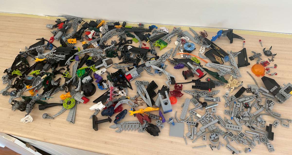 1.575kg of BIONICLE LEGO loose pieces lot