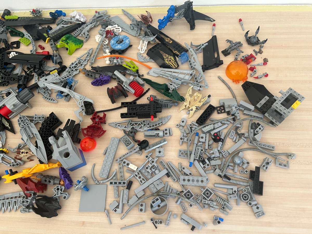 1.575kg of BIONICLE LEGO loose pieces lot
