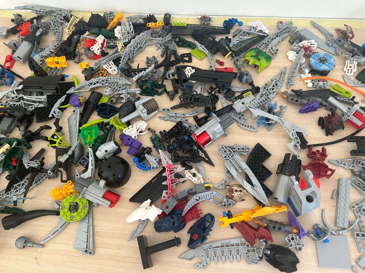 1.575kg of BIONICLE LEGO loose pieces lot