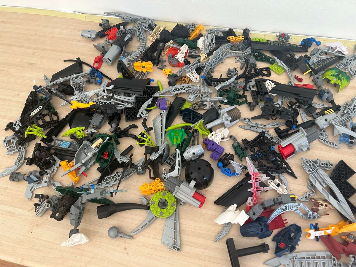 1.575kg of BIONICLE LEGO loose pieces lot
