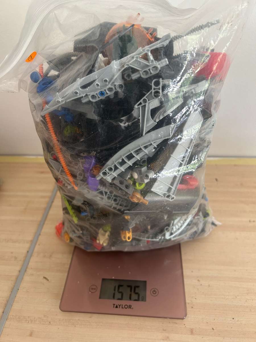 1.575kg of BIONICLE LEGO loose pieces lot
