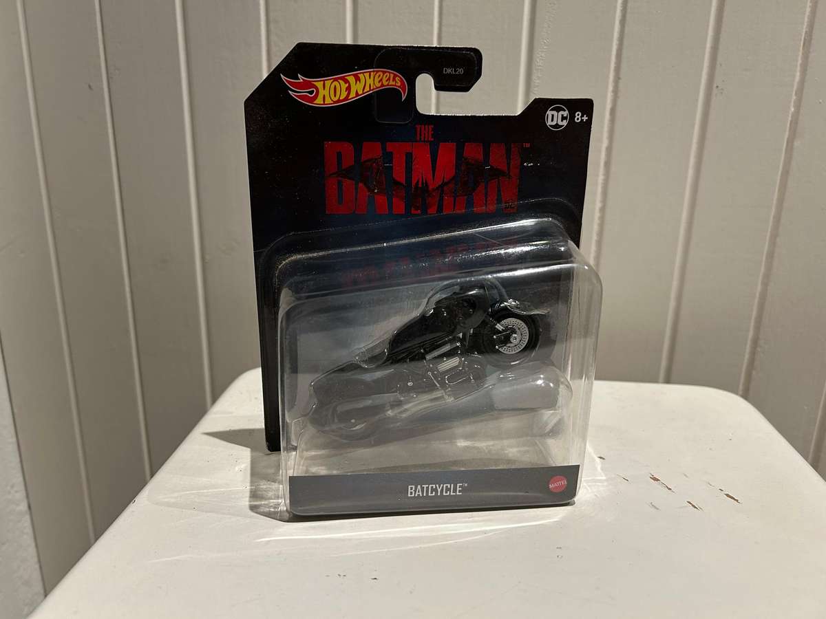 HOTWHEELS THE BATMAN movie BATCYCLE Robert Pattison 1:36 scale