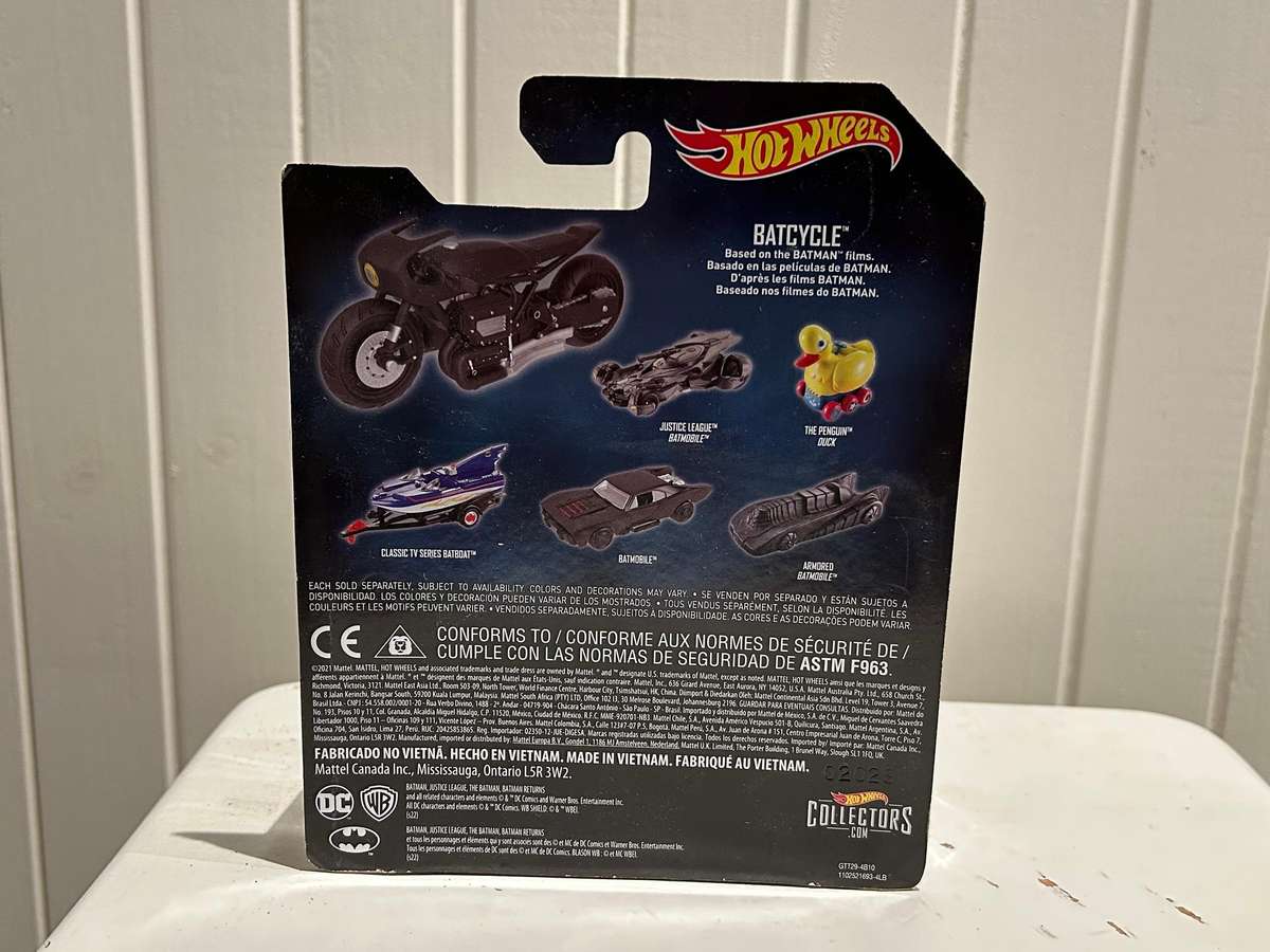 HOTWHEELS THE BATMAN movie BATCYCLE Robert Pattison 1:36 scale