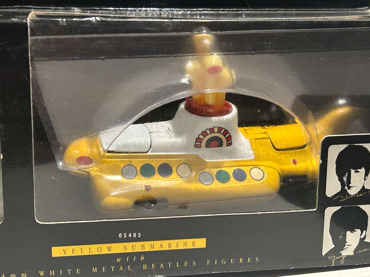 Corgi Toys No 05405 THE BEATLES YELLOW SUBMARINE & all FAB four figures
