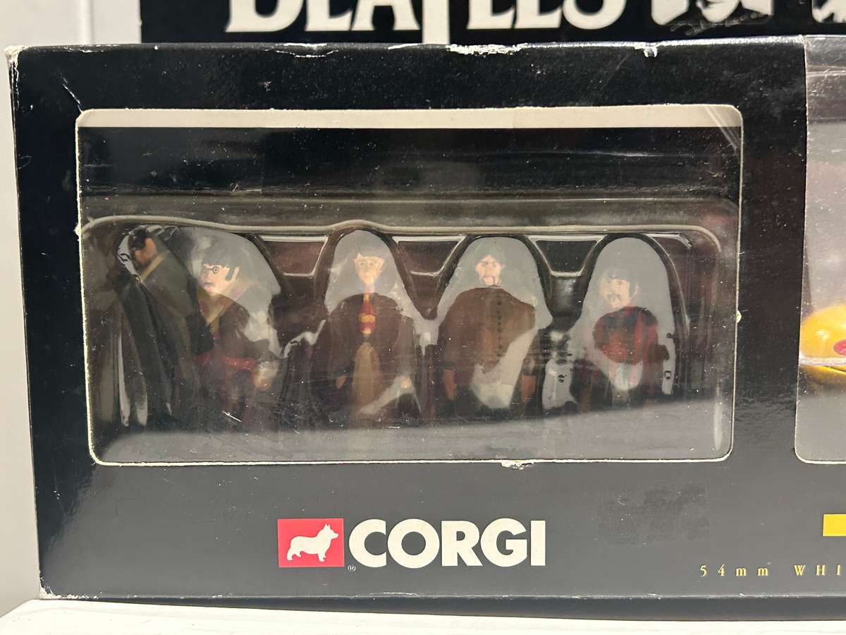 Corgi Toys No 05405 THE BEATLES YELLOW SUBMARINE & all FAB four figures