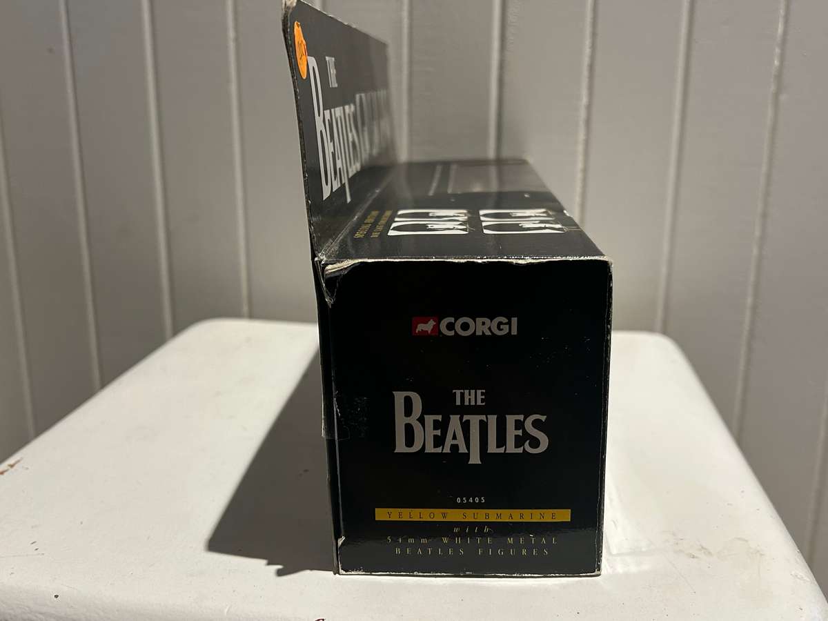 Corgi Toys No 05405 THE BEATLES YELLOW SUBMARINE & all FAB four figures