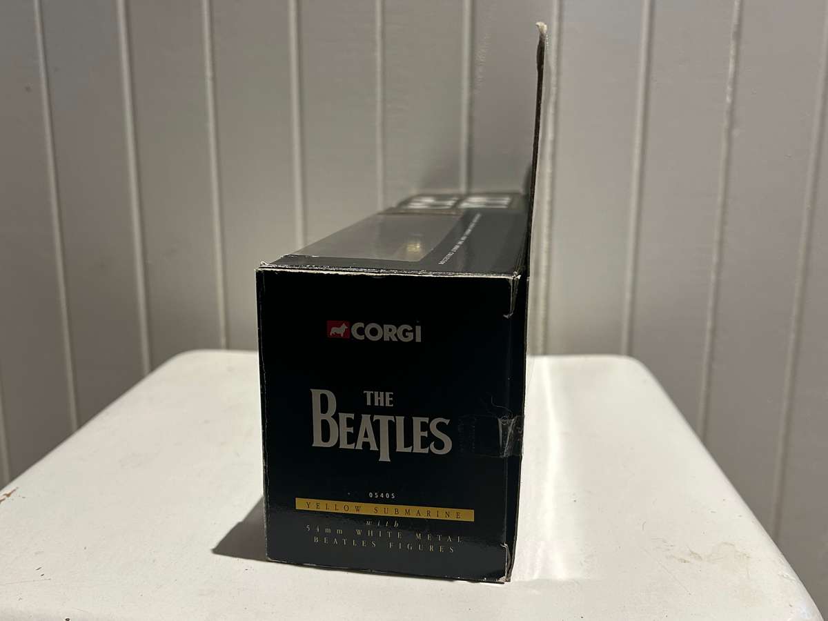 Corgi Toys No 05405 THE BEATLES YELLOW SUBMARINE & all FAB four figures