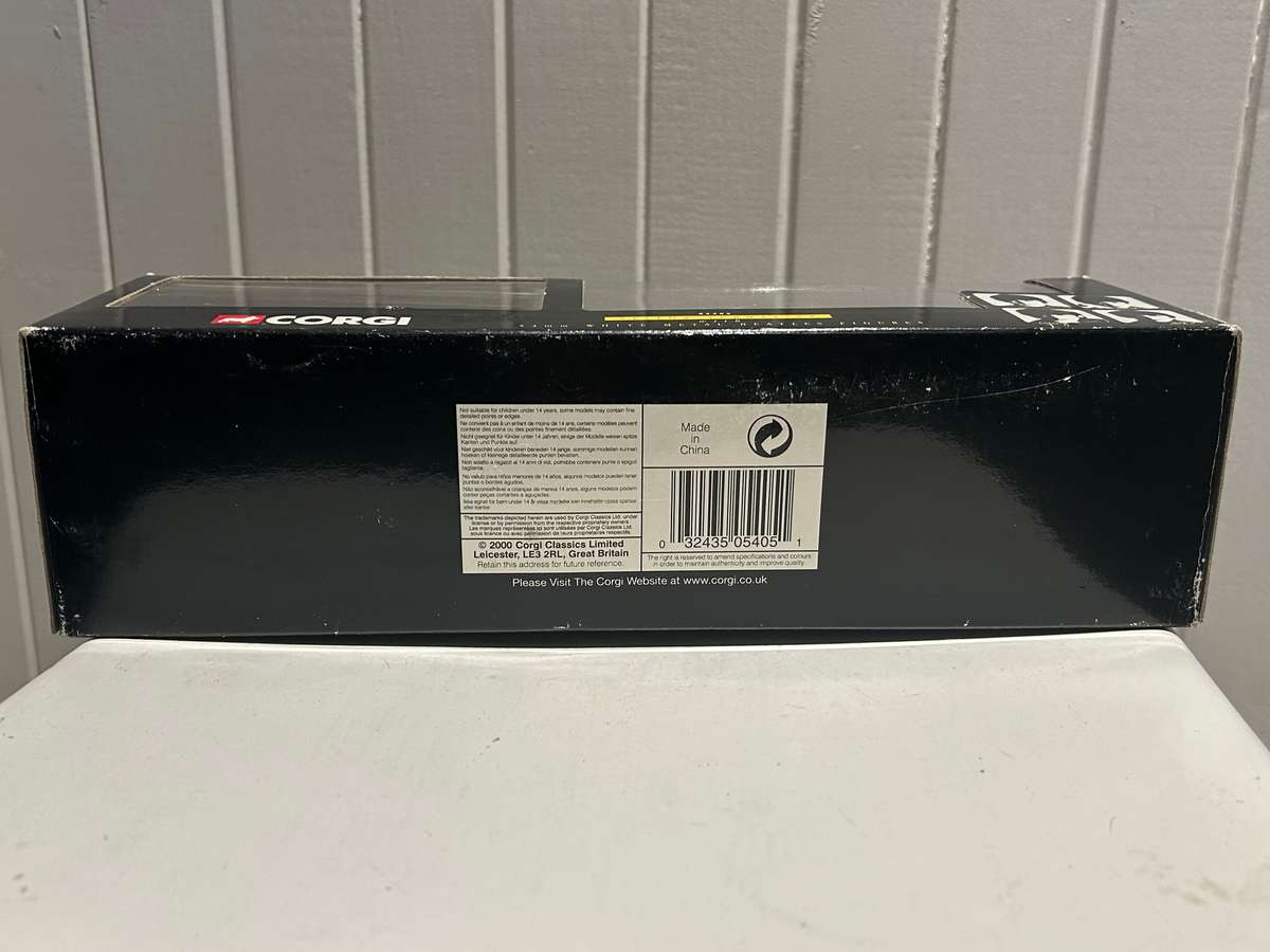 Corgi Toys No 05405 THE BEATLES YELLOW SUBMARINE & all FAB four figures