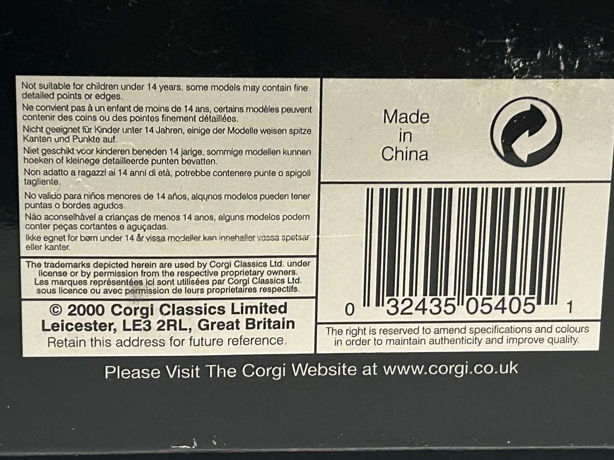 Corgi Toys No 05405 THE BEATLES YELLOW SUBMARINE & all FAB four figures