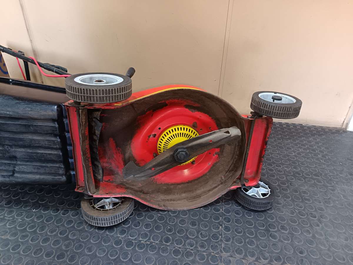 Wolf Cyclone 2200W Electric Lawnmower (Reconditioned)