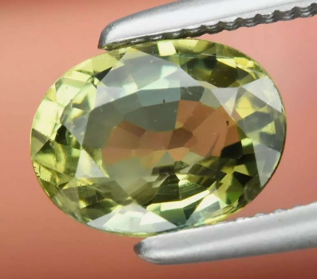 Stunning! 1.05ct Oval Cut Natural Green Sapphire
