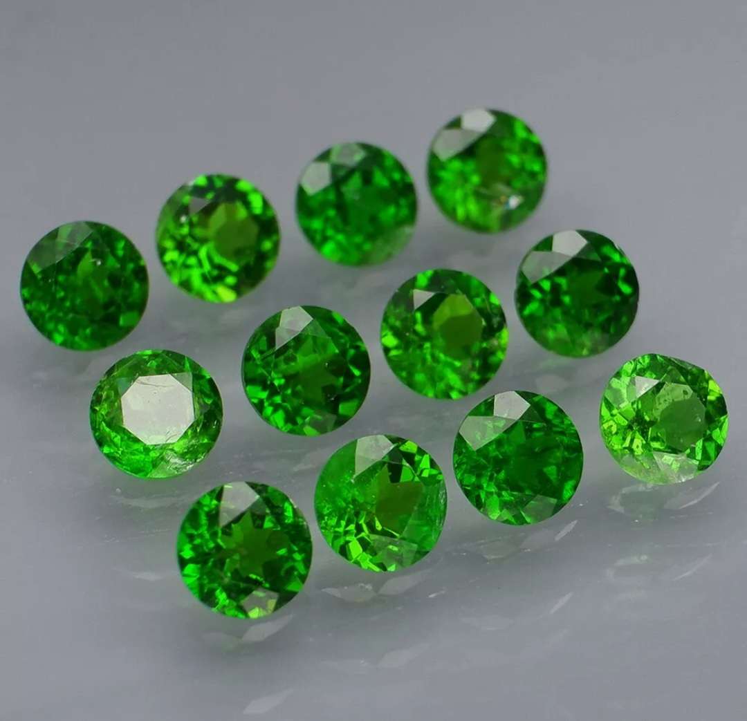 12 Piece Lot 3.33ct t.w Natural Top Green Chrome Diopside
