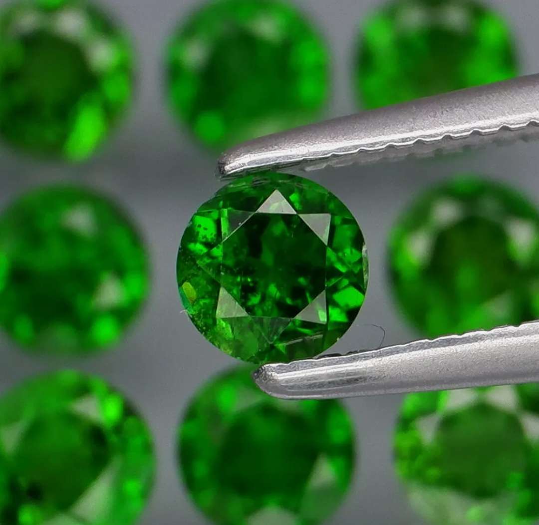 12 Piece Lot 3.33ct t.w Natural Top Green Chrome Diopside