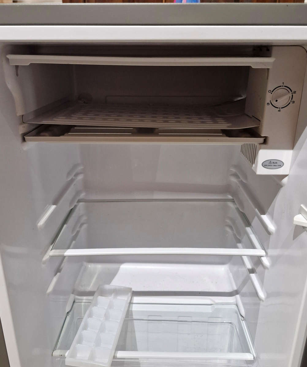 Defy Refrigerator B4802M