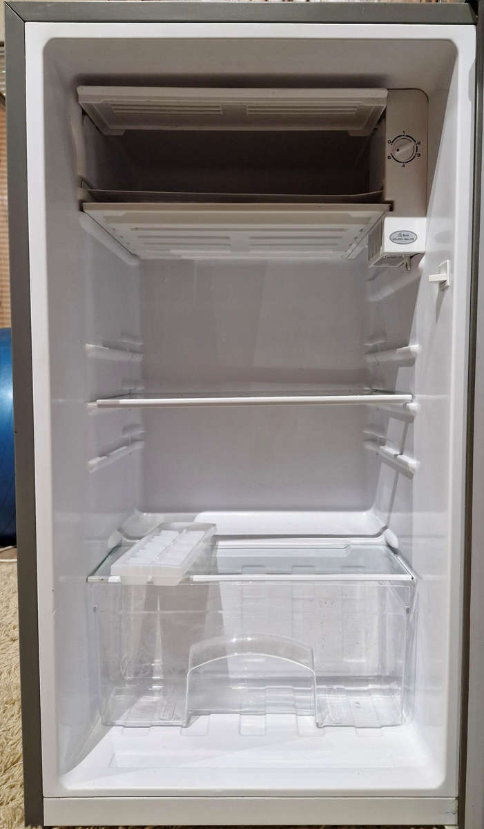 Defy Refrigerator B4802M