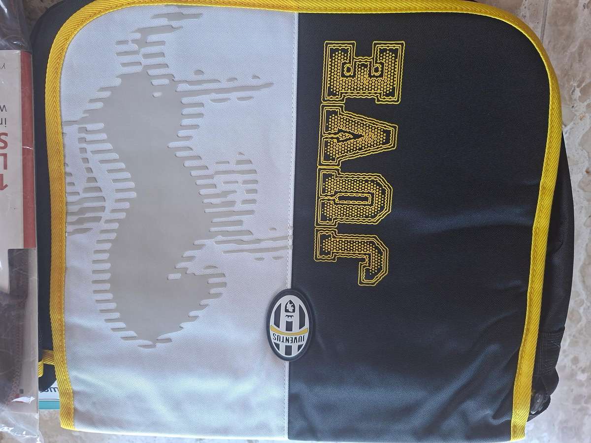 1x Juventus Bag + Trust 15 Blue Sleeve + Trust 15 Brown Sleeve + BONUS Wireless Bluetooth Mouse