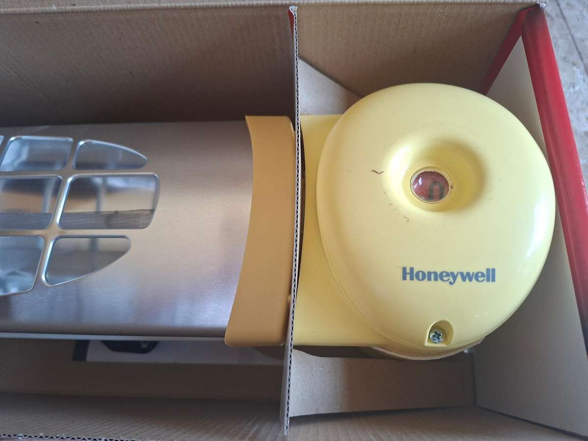 2 x Honeywell QHB 600E Bathroom / Baby Changing Room / Patio Infrared Heaters  BRAND NEW