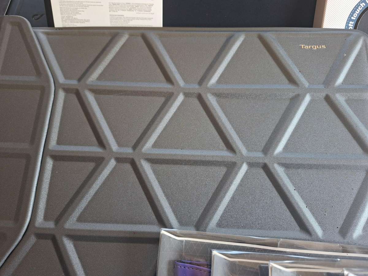 17x ORIGINAL LAPTOP & iPAD COVERS  BELKIN, TARGUS, SURVIVOR & MORE