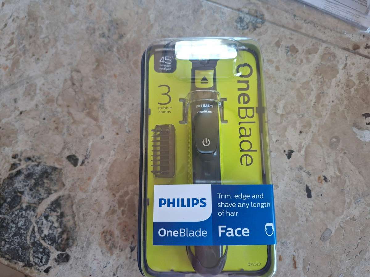 R1.00 NO RESERVE AUCTION  PHILIPS SOUND SYSTEM, SHAVER & MORE!