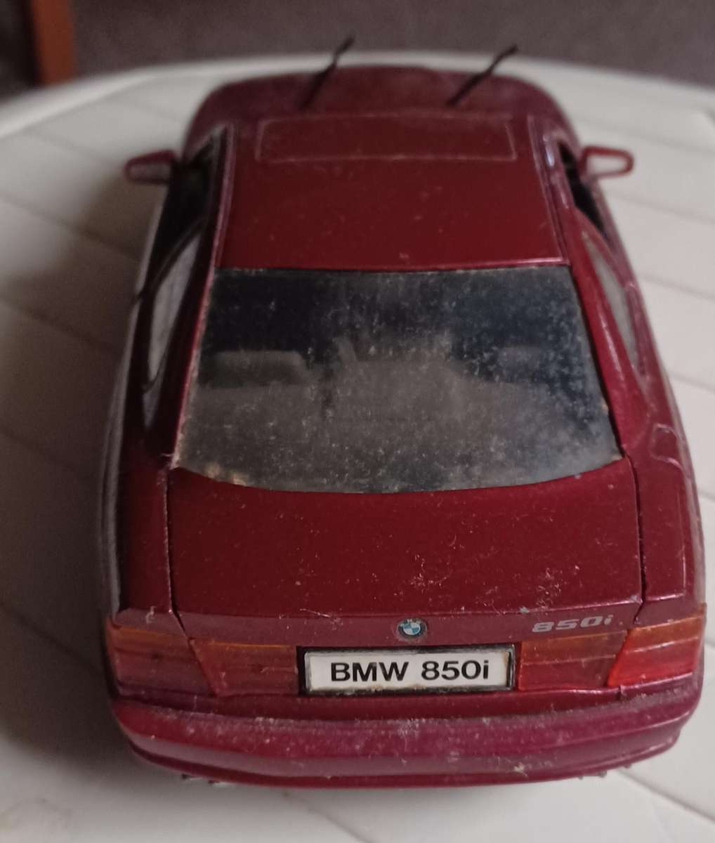 WW 1:18 MAISTO BMW 850I 850 I Metallic Maroon