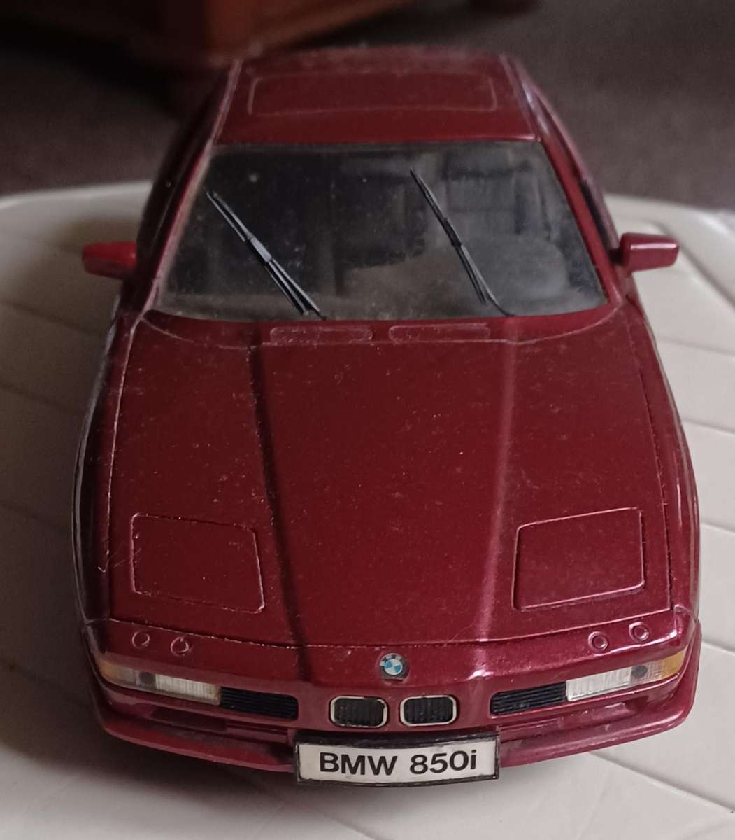 WW 1:18 MAISTO BMW 850I 850 I Metallic Maroon