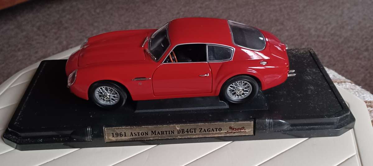 1961 Aston Martin DB4GT Zagato, Red, Road Signature Collection 1:18