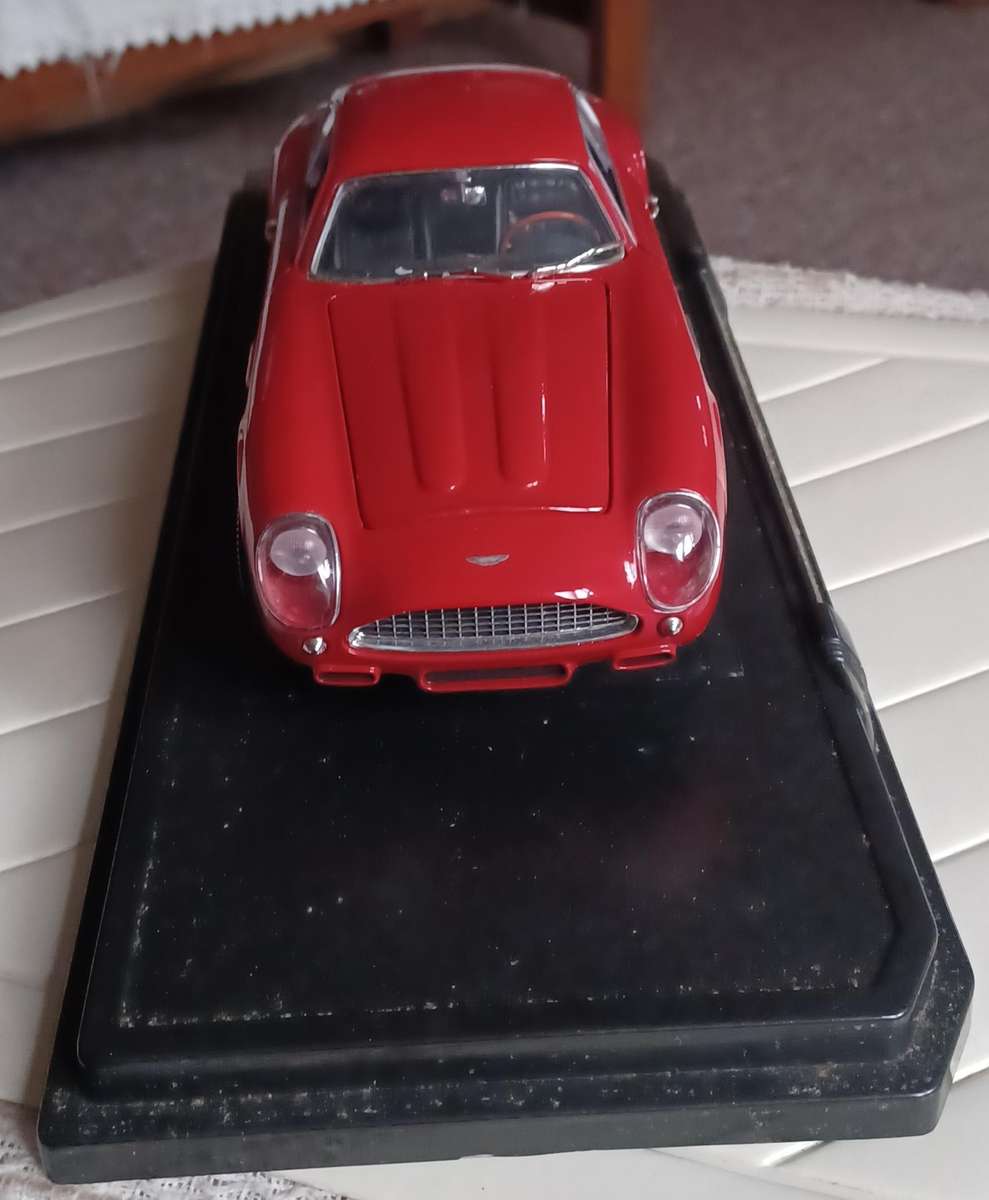 1961 Aston Martin DB4GT Zagato, Red, Road Signature Collection 1:18