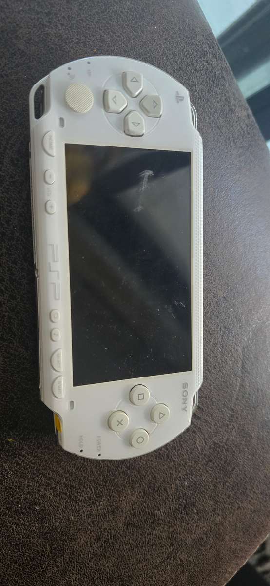 1x  PSP 1000 modded 64gb 60+games whiteames loaded