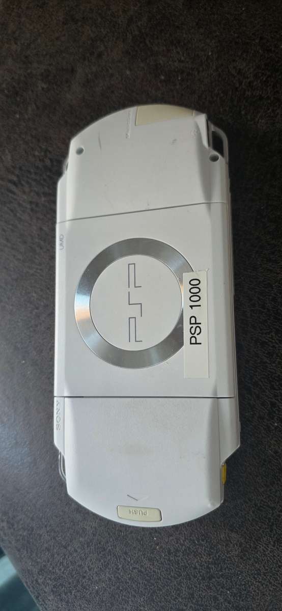 1x  PSP 1000 modded 64gb 60+games whiteames loaded
