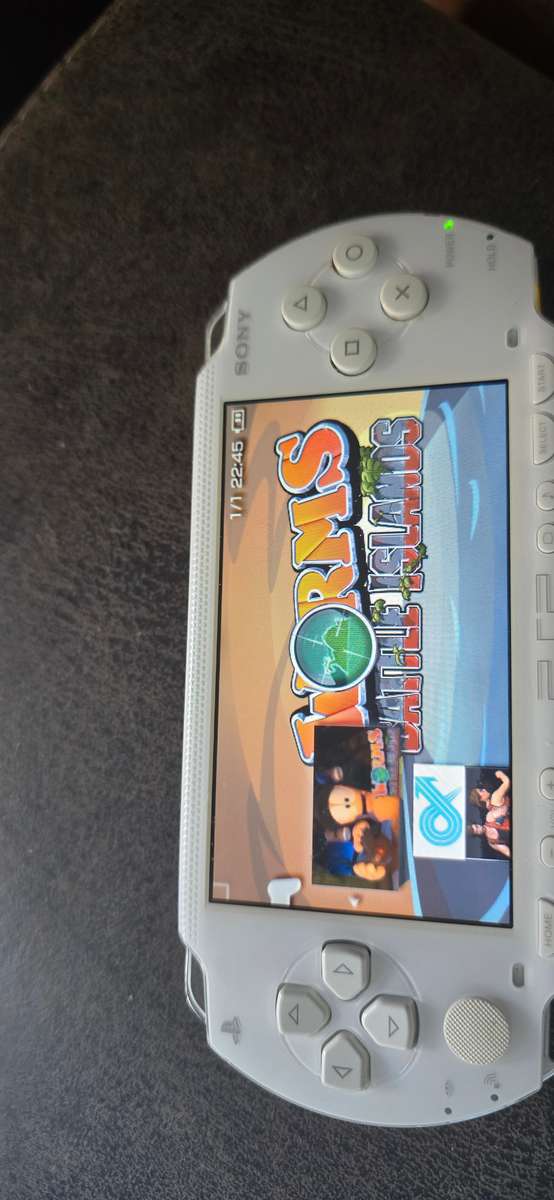1x  PSP 1000 modded 64gb 60+games whiteames loaded
