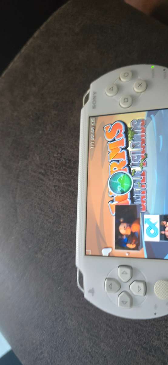 1x  PSP 1000 modded 64gb 60+games whiteames loaded