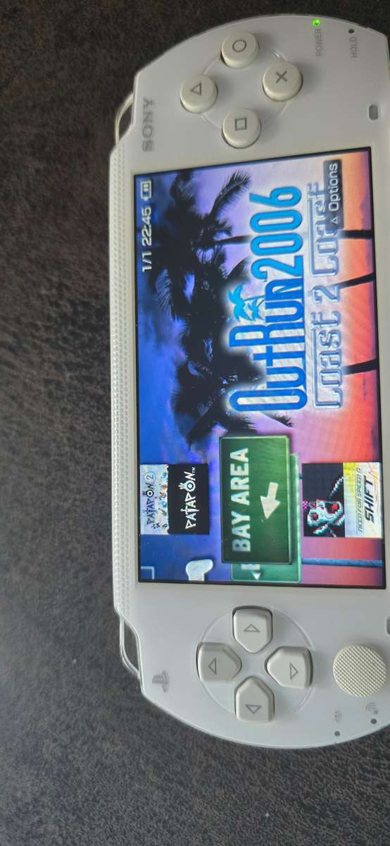 1x  PSP 1000 modded 64gb 60+games whiteames loaded