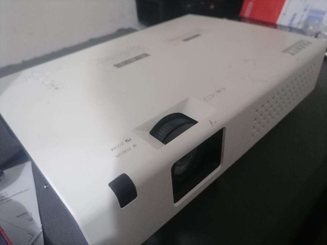 PARROT OP0425 HDMI PROJECTOR. WORKING*HAS  VERTICAL LINES**