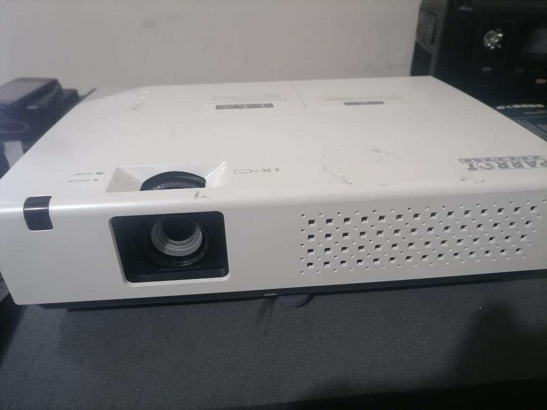 PARROT OP0425 HDMI PROJECTOR. WORKING*HAS  VERTICAL LINES**