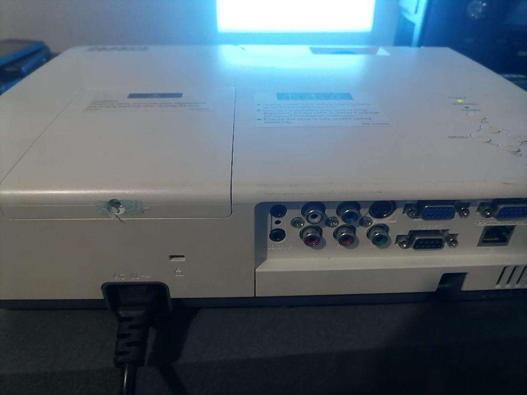 PARROT OP0425 HDMI PROJECTOR. WORKING*HAS  VERTICAL LINES**