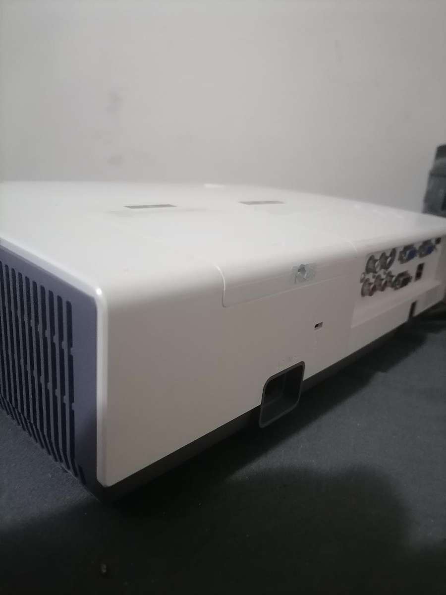 PARROT OP0425 HDMI PROJECTOR. WORKING*HAS  VERTICAL LINES**