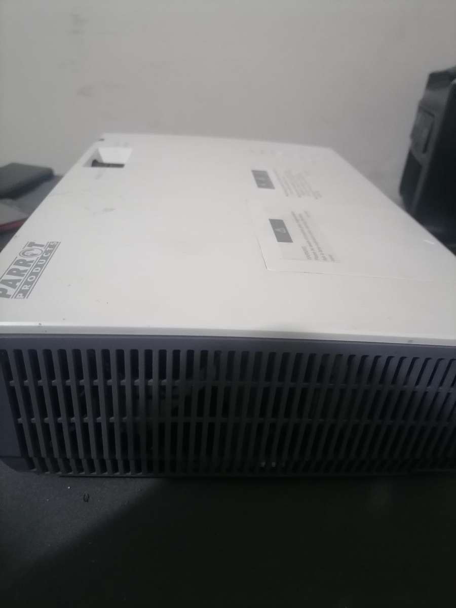 PARROT OP0425 HDMI PROJECTOR. WORKING*HAS  VERTICAL LINES**